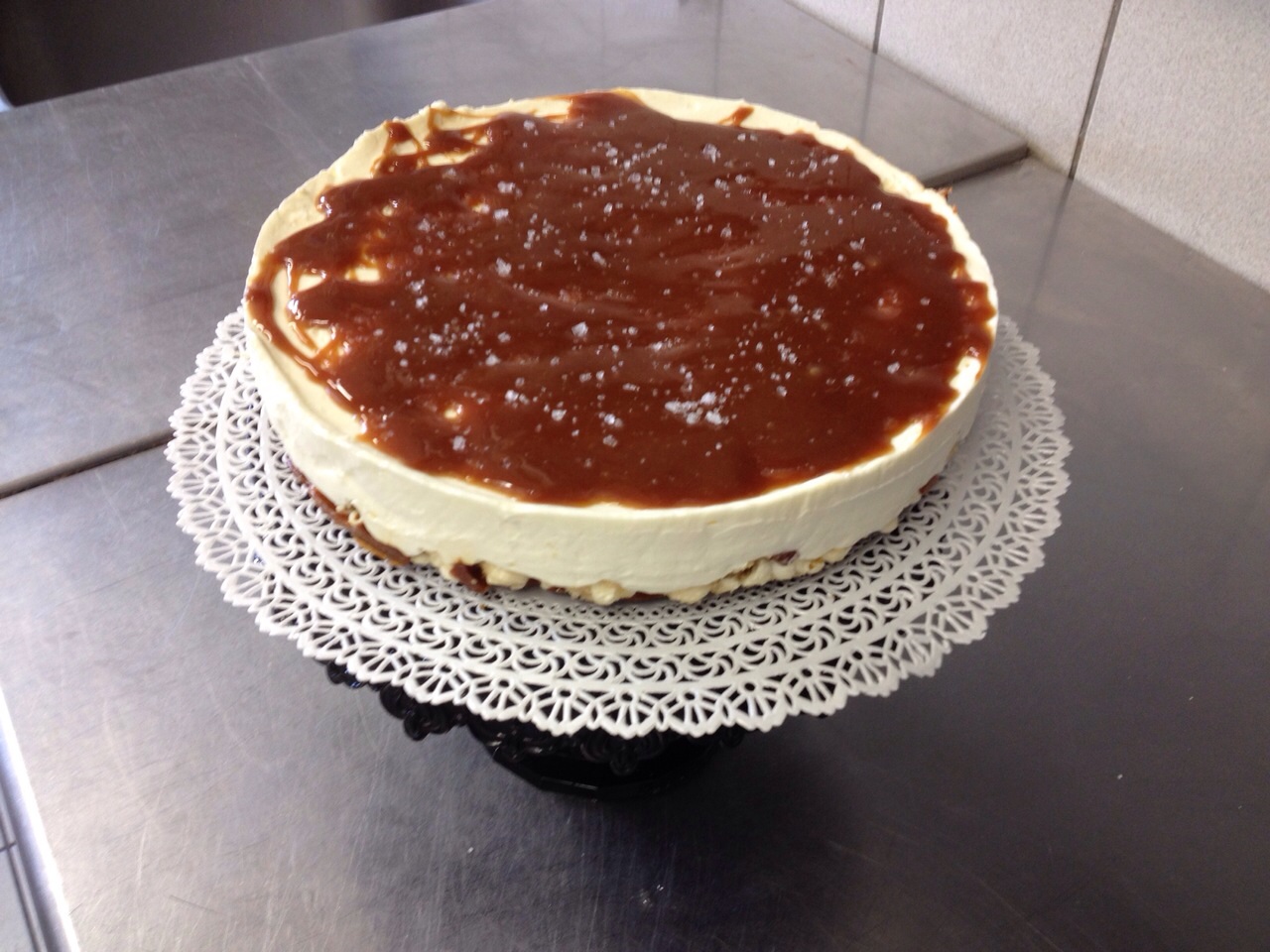 Cheesecake a freddo con base di mais scoppiato caramellato e copertura al caramello salato1