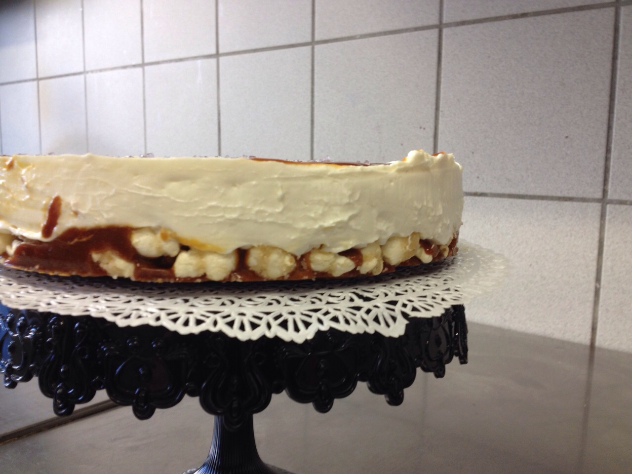 Cheesecake a freddo con base di mais scoppiato caramellato e copertura al caramello salato2
