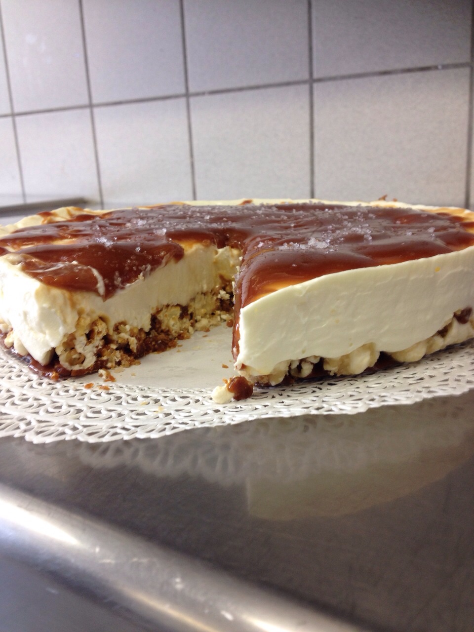 Cheesecake a freddo con base di mais scoppiato caramellato e copertura al caramello salato6