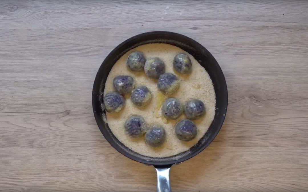 Dalla fibra del cavolo rosso... polpette, acciughe e pecorino